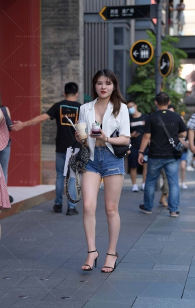 搭讪热裤美腿美姐