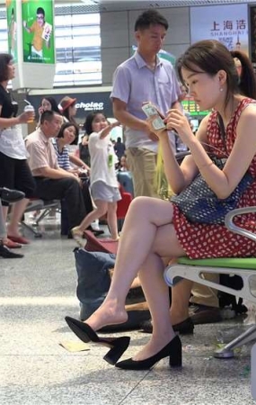 4K – 嫩妹情挑高跟，雪足黑鞋，远比光脚来得诱人 [2.53 GB/MP4]