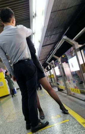 4k超清，黑丝性感大妹子地铁站跟男友撒娇