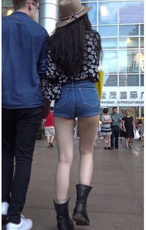 牛仔热裤妹子