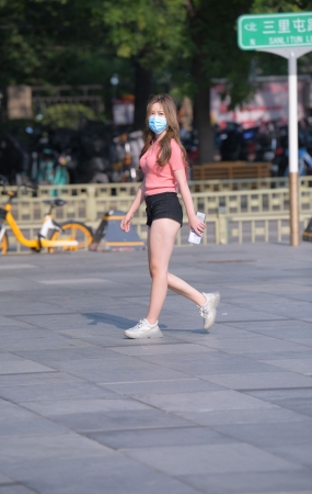 黑色短裤月牙妹子