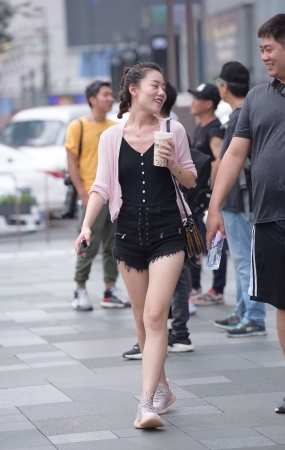 喝奶茶的热裤美女