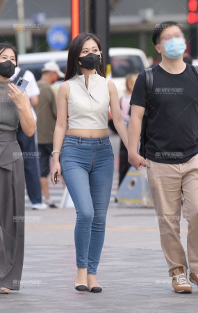 紧身牛仔裤美女