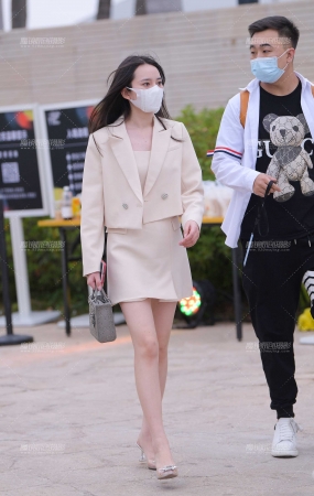白皙的美腿美足小姐姐