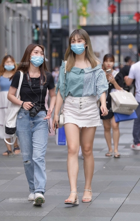 白色短裙美眉