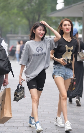 逛街的紧身裤美女