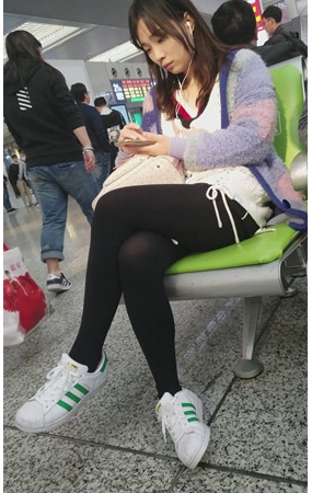 漂亮的黑丝丝袜女孩