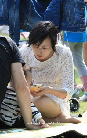 街拍白色连衣裙长丝少妇