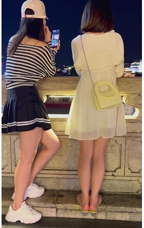 观夜景的姐妹