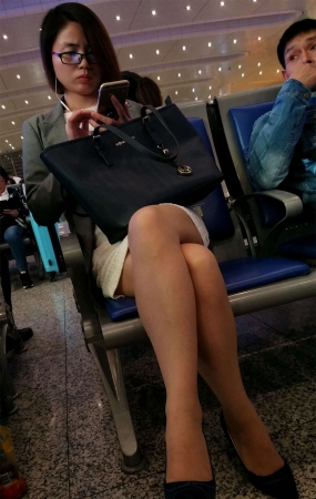 候车的极品美腿黑色高跟知性高冷OL美女