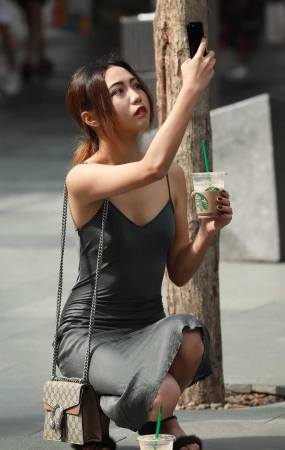 穿上丝质长裙 更显女人味