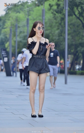 短裤展示美好身材的美女-8P