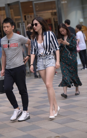 漂亮的热裤美女
