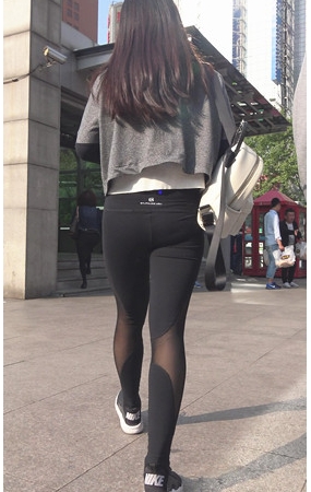 黑色紧身裤丰腴妹子