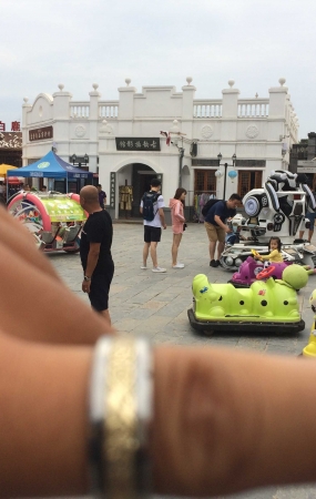 街拍大赛第三季—-紧身粉色短裙少妇