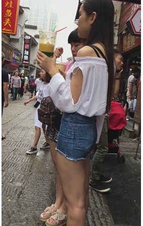 长发牛仔热裤小姐姐