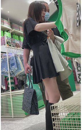黑色百褶裙美女