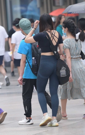 紧身翘臀美女