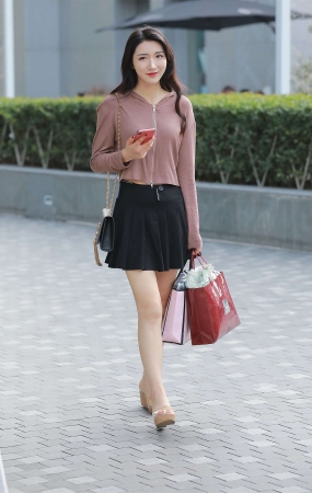 四九城嘎子街拍作品 – 购物的漂亮美女