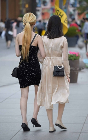 迎面走来的气质姐妹花