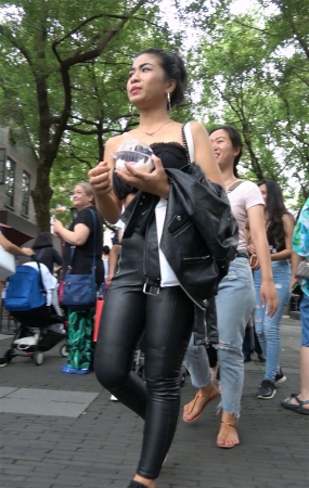 皮裤美眉