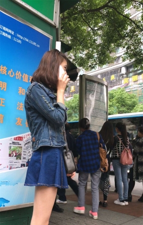 等车的牛仔超短裙极品白腿苗条身材漂亮美女