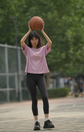 黑色瑜伽篮球课女孩