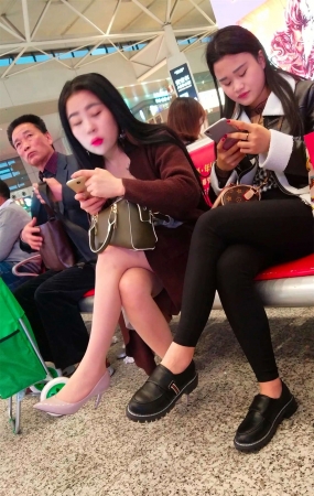 街拍深褐色外套肉丝高跟美女