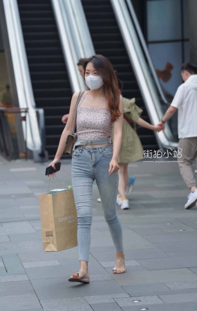 不知道小姐姐逛街买了什么？