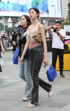 23514-30=55√大发夹～盘发牛仔裤美女 13P