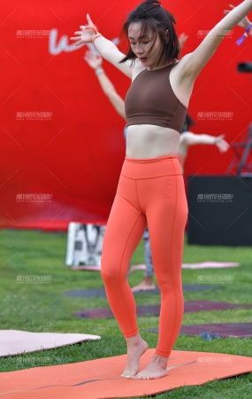 妩媚橘红紧身裤美女