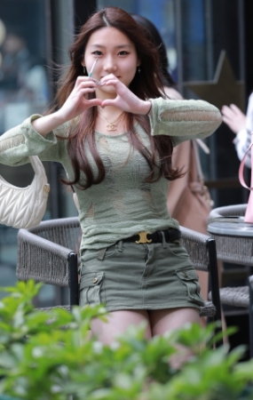 超短绿裙美女