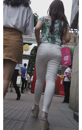 白裤紧身美眉