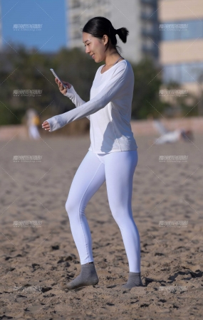 洁白紧身美女