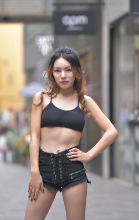 黑色热裤月牙小妹