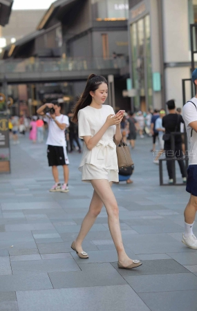 肤白貌美小姐姐