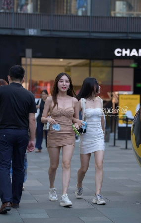 街拍短裙姐妹