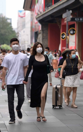 街拍黑色开叉裙美眉