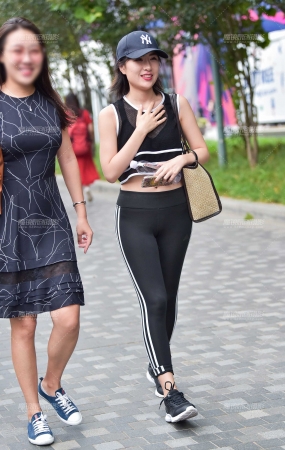 甜美紧身运动裤美女