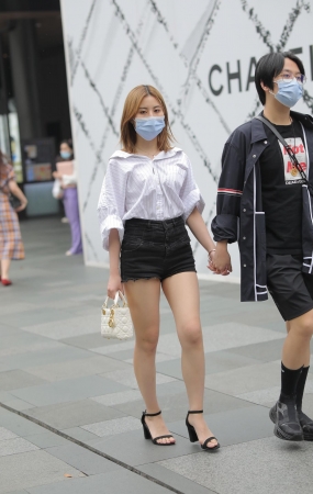 黑色热裤妹子