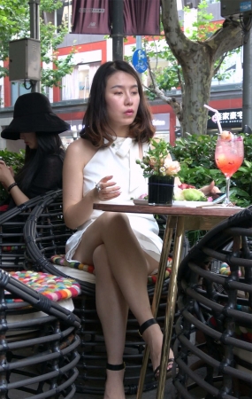 性感美腿高跟白色连衣裙美妇