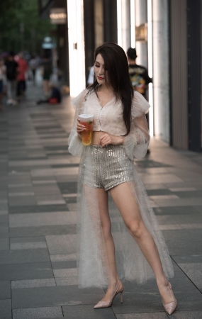 高跟长腿美女
