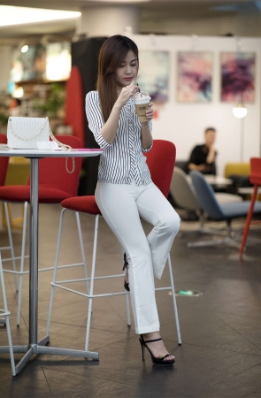 白色西裤美女
