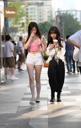 这种热裤女生，看见就令人疼惜