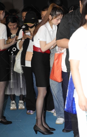 25上海车展苗条精致的黑丝美腿制服礼仪小姐姐 10P