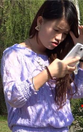 街拍公园草地上的肉丝袜美足女孩