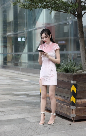 极品粉色旗袍肉丝美腿美眉