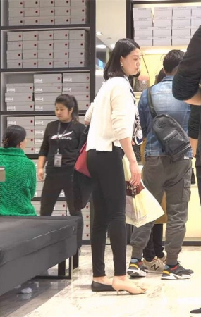 鞋店试鞋子的黑色装扮的气质女神