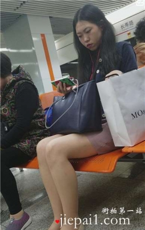4k-候车室拍摄美腿包臀裙女孩，夹得真紧。