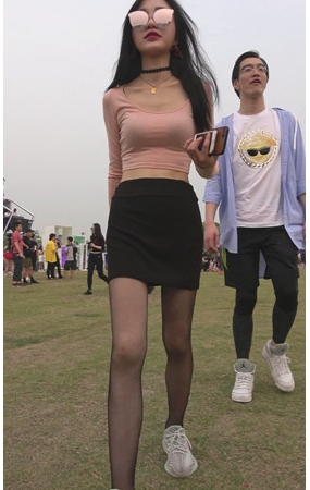 戴着墨镜的黑丝小姐姐